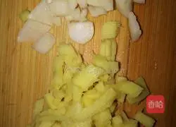 Illustration of how to make steamed buns with black fungus, leek, egg and egg 4