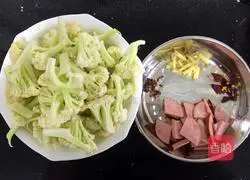 Stir-fried cauliflower with sausages Illustration of how to do it 1