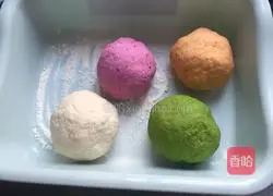 Illustration of how to make colorful hand-made noodles 8