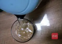 Illustration of how to make coffee milkshake 4