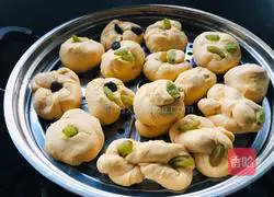 Illustration of how to make pumpkin milk steamed buns 3