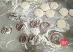 Illustration of how to make two-color steamed buns with pineapple fillings 3