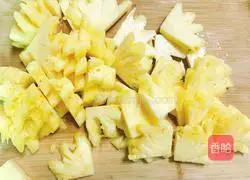 Illustration of how to make pineapple in sugar water 1