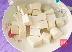 Illustration of how to make loofah, shrimp and tofu soup 2