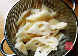 Illustration of how to make pork ribs, carrot and lotus root soup 3