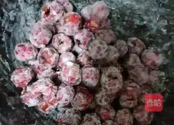 Illustration of how to make snowflake hawthorn balls 6