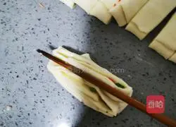 Illustration of how to make red pepper and ham sausage rolls 18