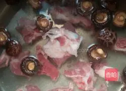 Illustration of how to make pork ribs noodles in soup stock 3