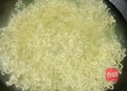 Illustration of how to make ham and egg fried cheese noodles 12