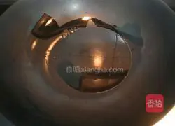 Illustration of how to make amaranth and preserved eggs in soup 5