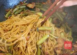 Illustration of how to make braised beans and noodles 11