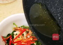 Illustration of how to make spinach with peanuts 13