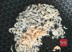 Illustration of how to make shrimp peel scissor noodles 1