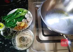 Illustration of how to make chicken and vegetable vermicelli belly soup 2