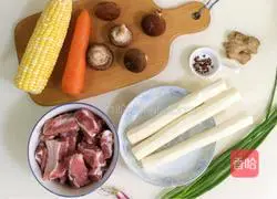 Illustration of how to make carrot, corn, yam and pork ribs soup 1