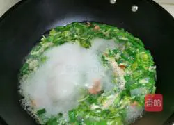 Illustration of how to make noodles with a knife 1