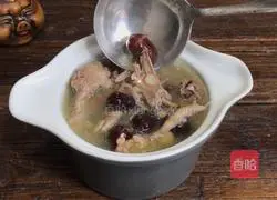 Illustration of how to stew squab with red dates and American ginseng 10