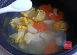 Water chestnut, corn and chicken leg soup recipe 9