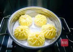 Illustration of how to make pumpkin buns stuffed with shepherd's purse and meat 6