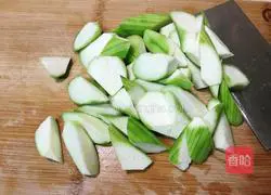 Illustration of how to make loofah and egg soup 5