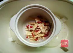 Illustration of how to make Codonopsis and Astragalus Beef Soup 6