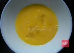 Illustration of how to make scrambled eggs with watermelon rind 5