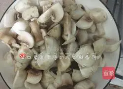 Illustration of how to make mushroom and crucian carp soup 3