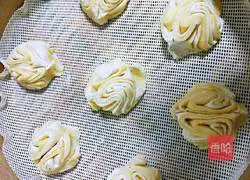 Illustration of how to make two-color flower rolls 21