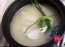 How to make delicious crucian carp soup Illustration 8