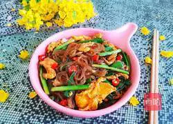 Chives Illustration of how to make fried vermicelli with eggs 16