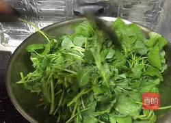 Illustration of how to make small fish soup 4