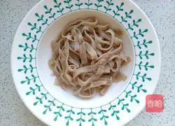 Illustration of how to make mushroom and fungus meat sauce noodles (baby version) 6