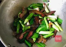 Illustration of how to stir-fry pork face with green garlic 5