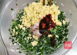 Illustration of how to make fried leek and egg vermicelli buns 4