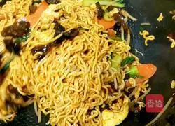 Illustration of a new way to stir-fry instant noodles 7