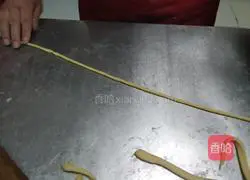 Illustration of how to make small twists 6