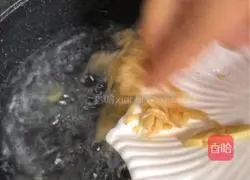 Illustration of how to make preserved egg, shrimp and spinach soup 4