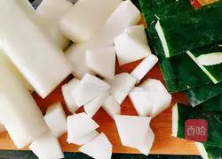 Illustration of how to make corn, red dates, winter melon and fish soup 7