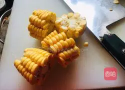 Illustration of how to make corn and carrot bone soup 1