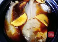 Illustration of how to make white pomfret in stone pot 9