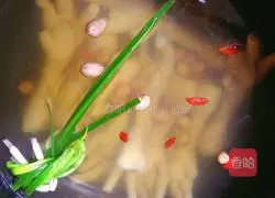 Illustration of how to make red bean, barley and chicken feet soup 3