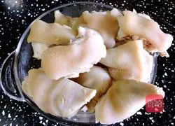 Illustration of stewed pig trotters 6