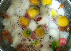 Illustration of how to make kumquat, snow pear and lily soup 11