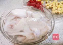 Illustration of how to make chicken soup with cuttlefish and lotus seeds 3