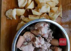 Illustration of how to make pig tail lotus root soup 3