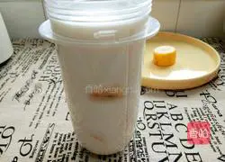 Illustration of how to make banana milkshake 2