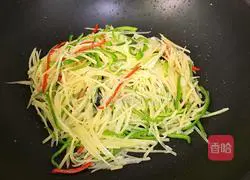 Illustration of how to make green pepper and potato shreds 8