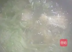 Illustration of how to make loofah and egg drop soup 10