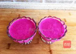 Illustration of how to make banana and dragon fruit yogurt cups 8