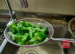 Illustration of how to make scrambled eggs with broccoli 3